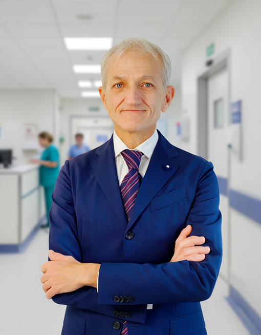 Il Dr Mauro Zanchi in abito elegante